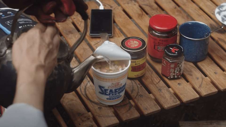 カップヌードルをおいしく食べるキャンプ動画